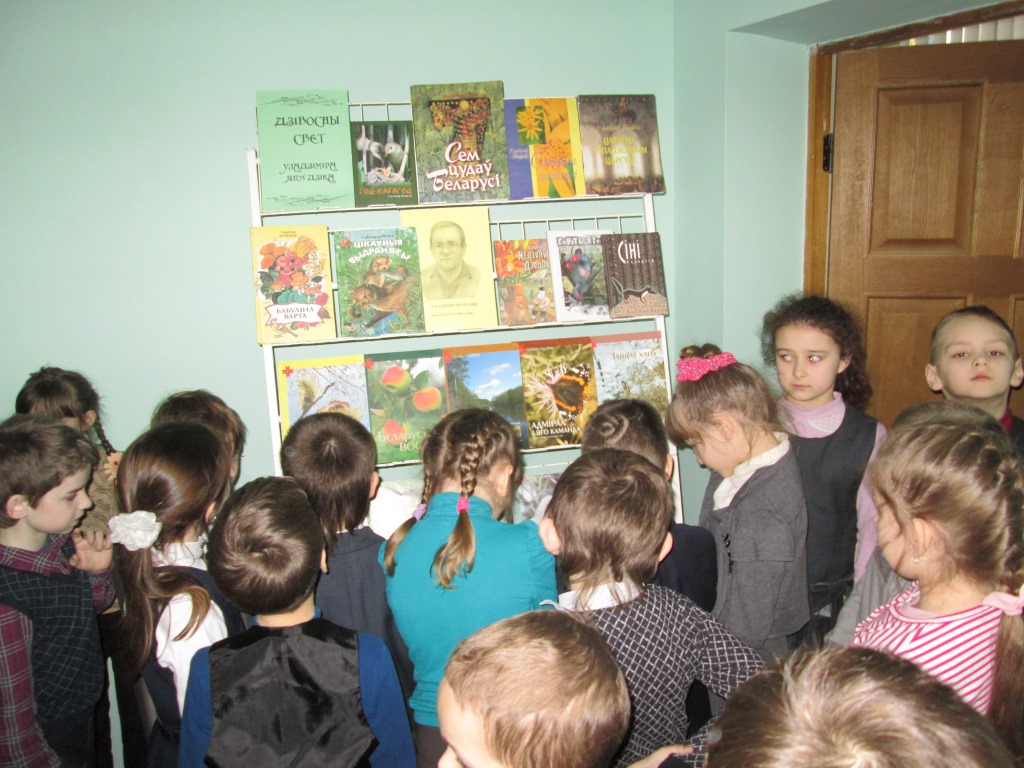 Кніжная выстава ”Дзівосны свет кніг Уладзіміра Ягоўдзіка”