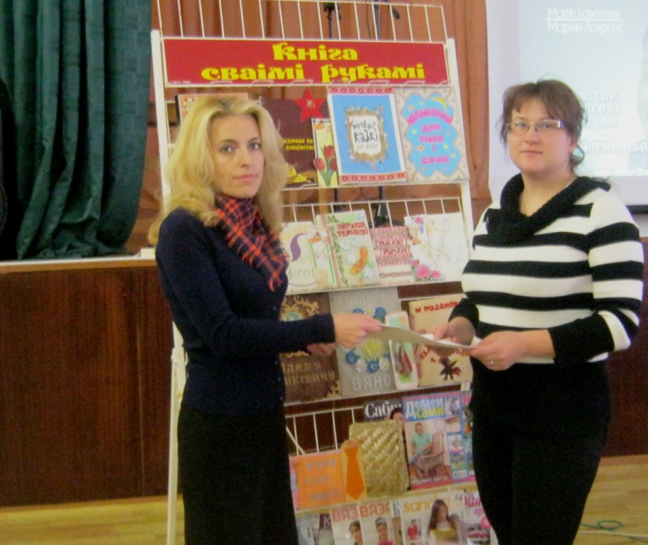 Хобі-дайджэст “Атмасфера творчасці” і дар бібліятэцы дома-інтэрната