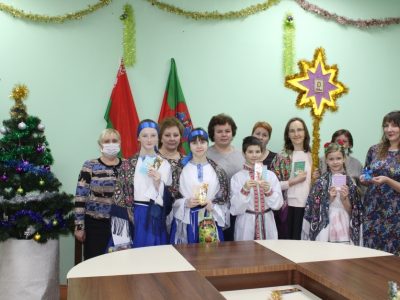 Дети-христославы поздравили библиотеку с Рождеством