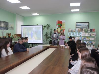 “Захаваем сям’ю!”. У Навагрудскай раённай бібліятэцы прайшоў круглы стол