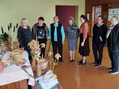 Презентация выставки «Народные промыслы» в Кошелевской сельской библиотеке