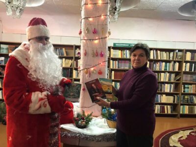 Падарунак бібліятэцы ад Дзеда Мароза