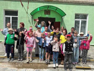 Усмешкі, азарт і кнігі: незабыўны летні дзень  для выхаванцаў школьнага лагера «Ладзеніцкія гарэзы»
