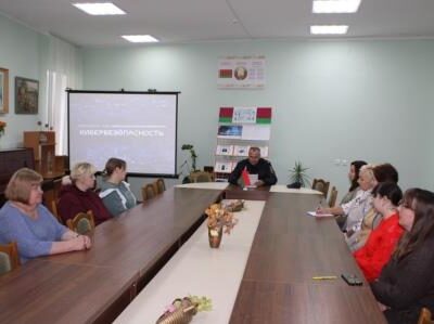 Безопасность в сети: старший участковый инспектор Новогрудского РОВД встретился с трудовым коллективом.